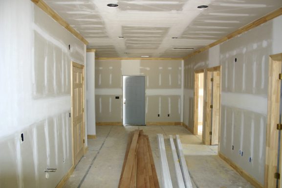 Vorbereitetes Wohnzimmer: Wände frisch gespachtelt und geschliffen, bereit für den Maler.