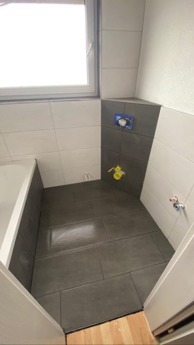 Moderne Badezimmerfliesen: Komplette Neugestaltung in zeitgemäßem Stil.