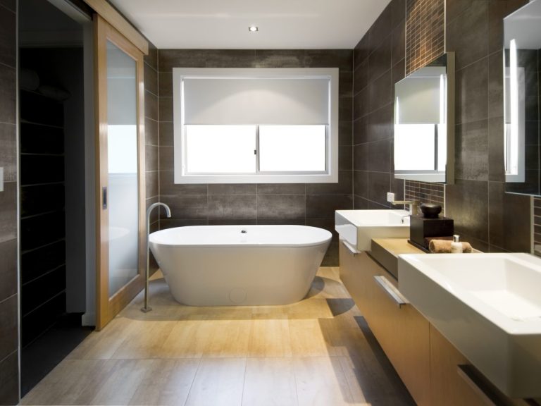 Modernisiertes Badezimmer mit zeitgemäßer Ausstattung nach einer umfassenden Sanierung.
