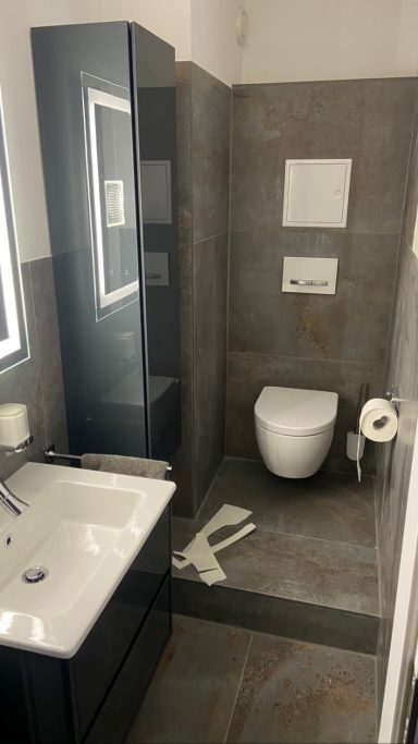 Modernes Badezimmer in Anthrazit: Komplett saniert und ausgestattet mit zeitgemäßen Elementen.