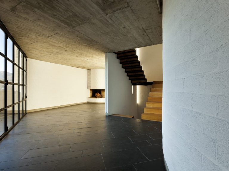 Geräumiges Wohnzimmer nach umfassender Sanierung und Renovierung, mit einem eleganten Treppenaufgang in den oberen Bereich.